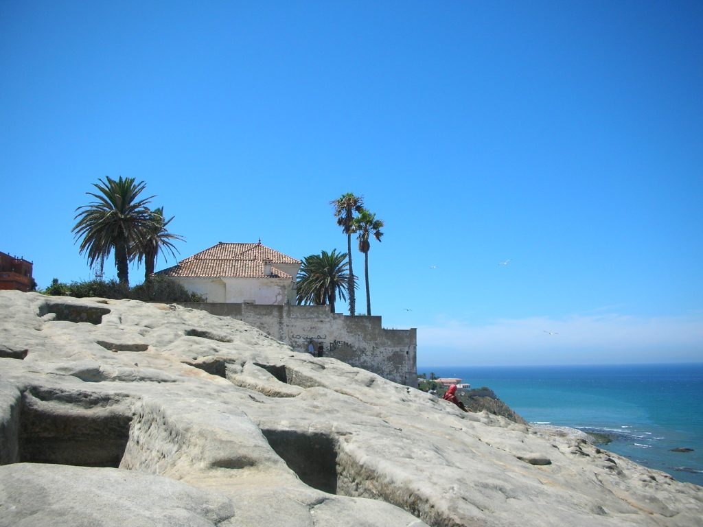 Corniche de Tanger avec vue sur les maisons blanches qui surplombent la mer